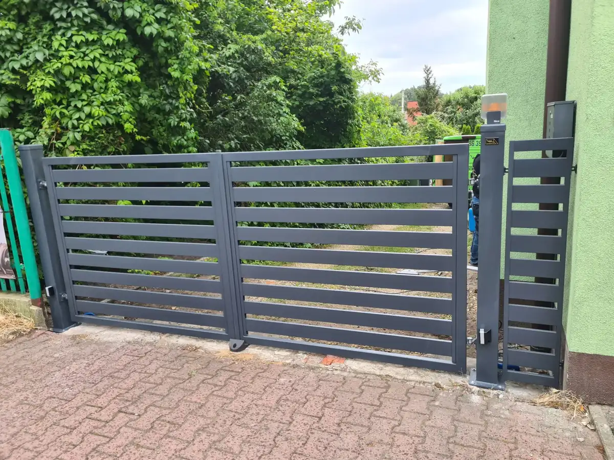 Grafitowa brama dwuskrzydłowa z furtką wykonana na wymiar