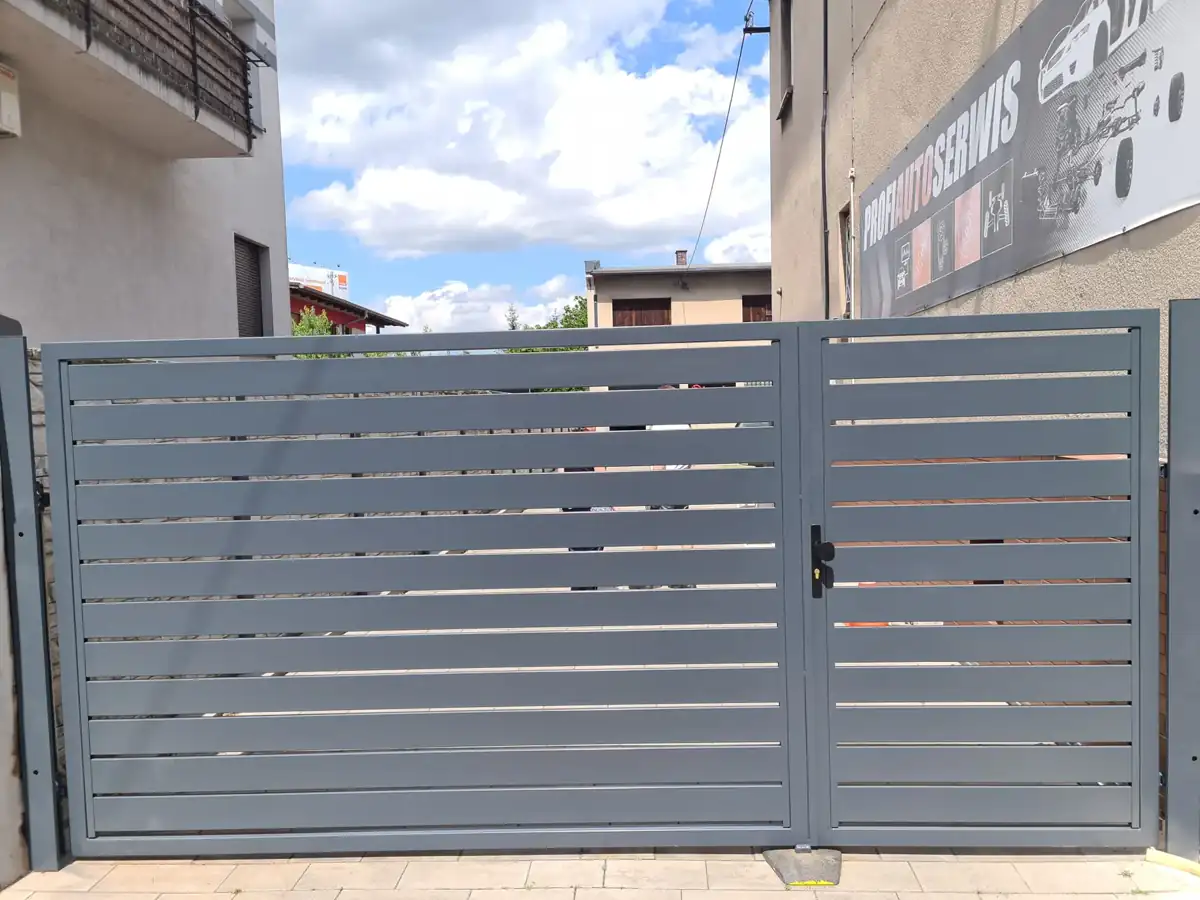 Grafitowa brama dwuskrzydłowa między budynkami