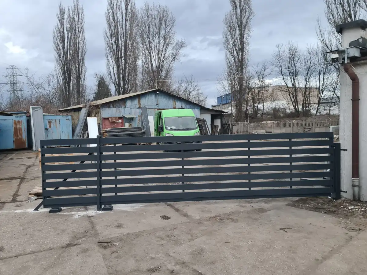Brama przesuwna z poziomych profili wykonana na wymiar