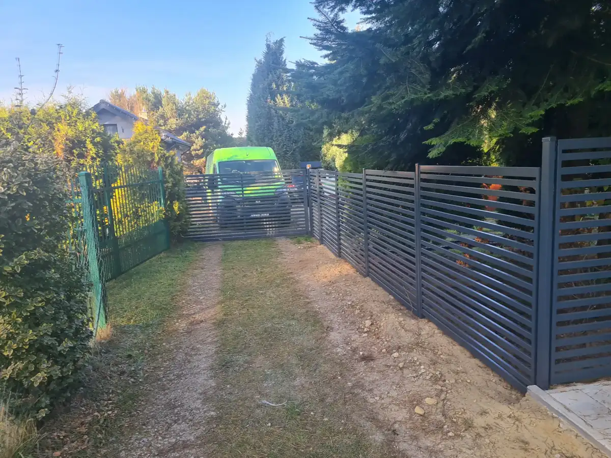 Ogrodzenie z poziomych profili i brama na wąskiej działce
